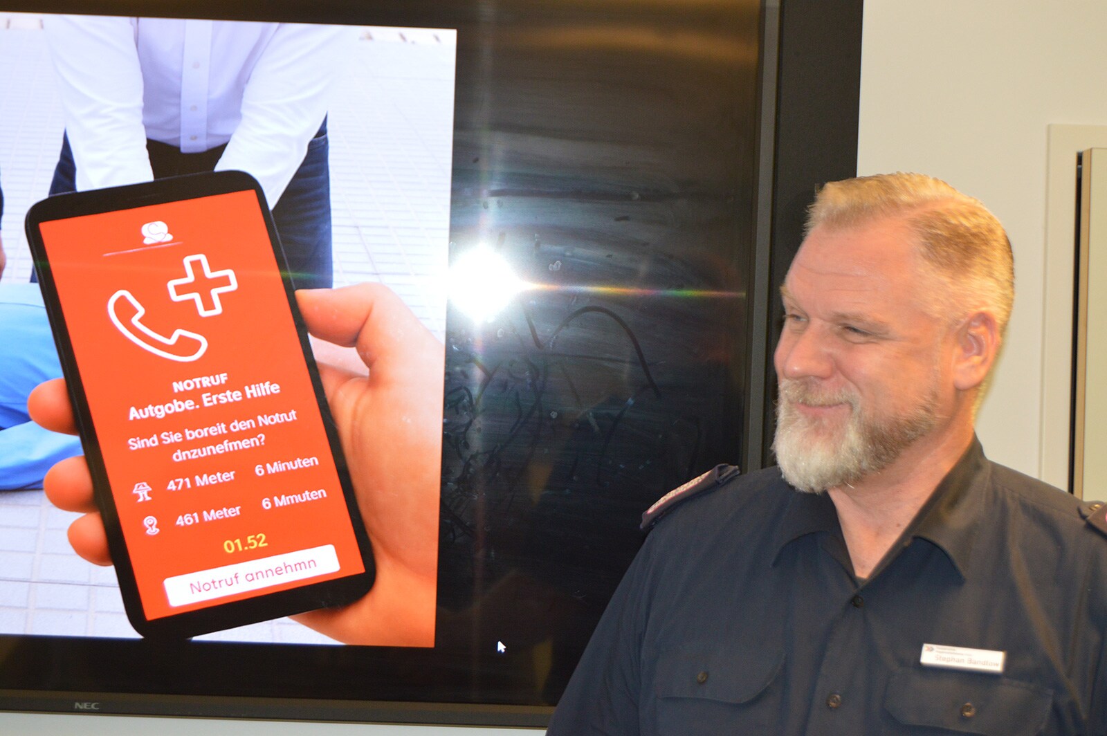 Stephan Bandlow, Leiter der Kooperativen Regionalleitstelle (KRLS) West im schleswig-holsteinischen Elmshorn, präsentiert der „Saving-Life“-App