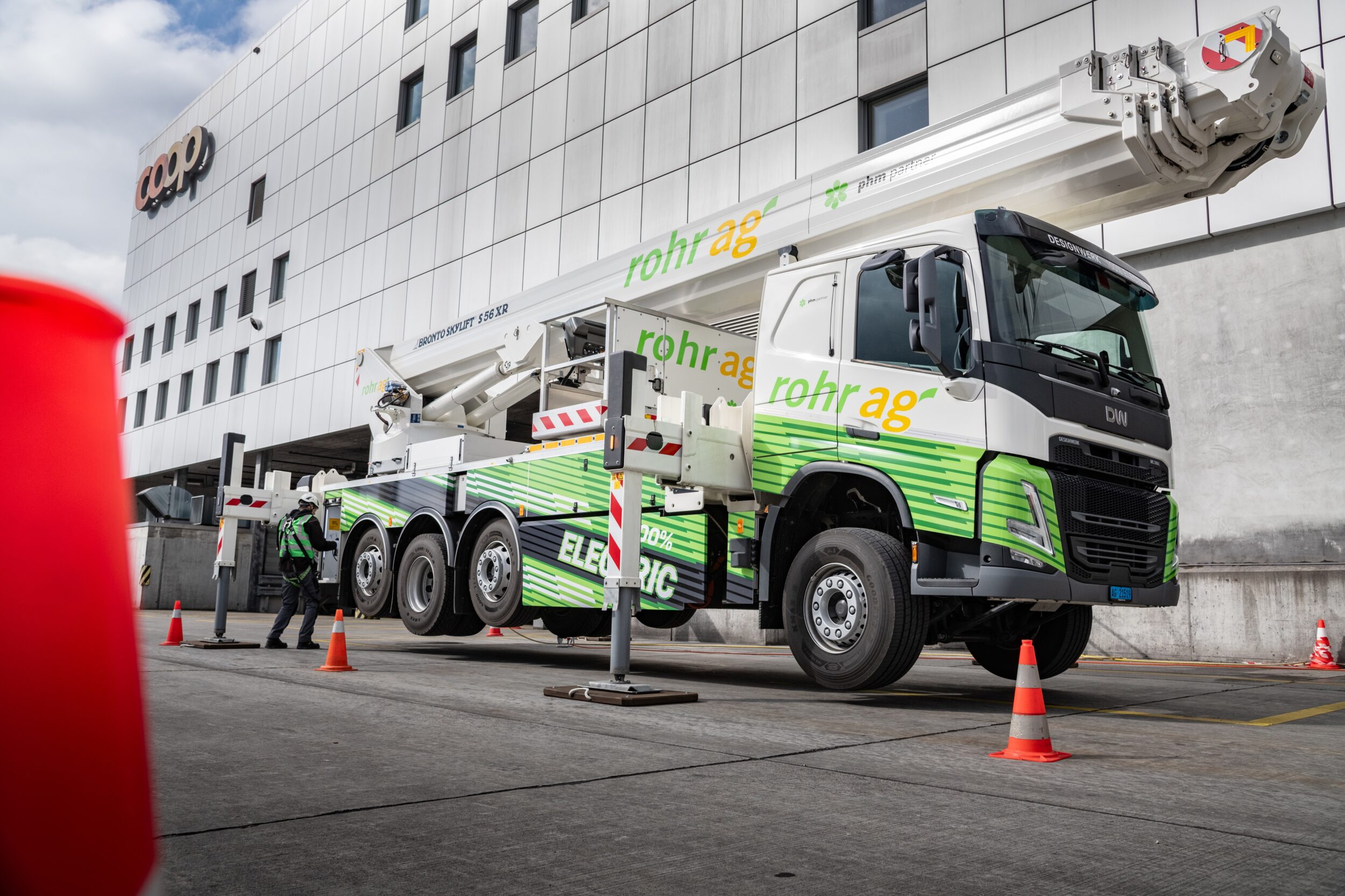 Vollelektrische Bronto Skylift Hubarbeitsbühne von Rohr AG auf der INTERSCHUTZ, vorgeführt im Außeneinsatz mit abgestützten Hydraulikarmen.