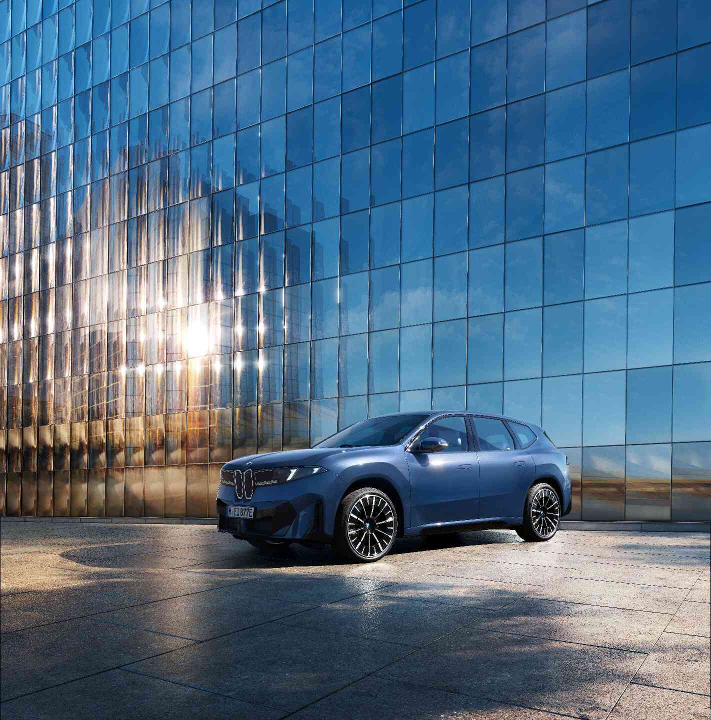 BMW iX3 vor einer Spiegelwand